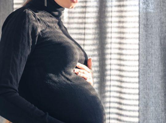 Mujer embarazada, aumeto y redistribución del peso que puede sobrecargar la pelvis y las articulaciones sacroilíacas